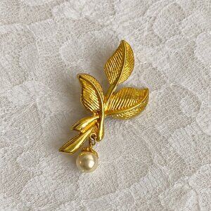 Estate Vintage Gold Tone Floral Leaf Brooch Dangle Faux? Pearl Charm Jewelry Pin
